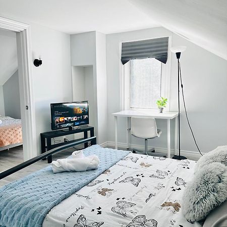 Apartamento Cozy 2Br House Near Centre With Patio, Bbq, Backyard, And Netflix Peterborough Exterior foto