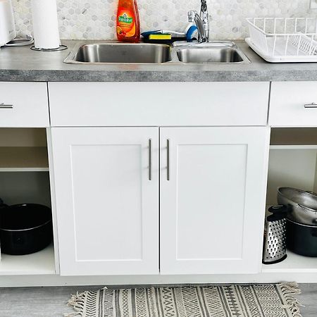 Apartamento Cozy 2Br House Near Centre With Patio, Bbq, Backyard, And Netflix Peterborough Exterior foto