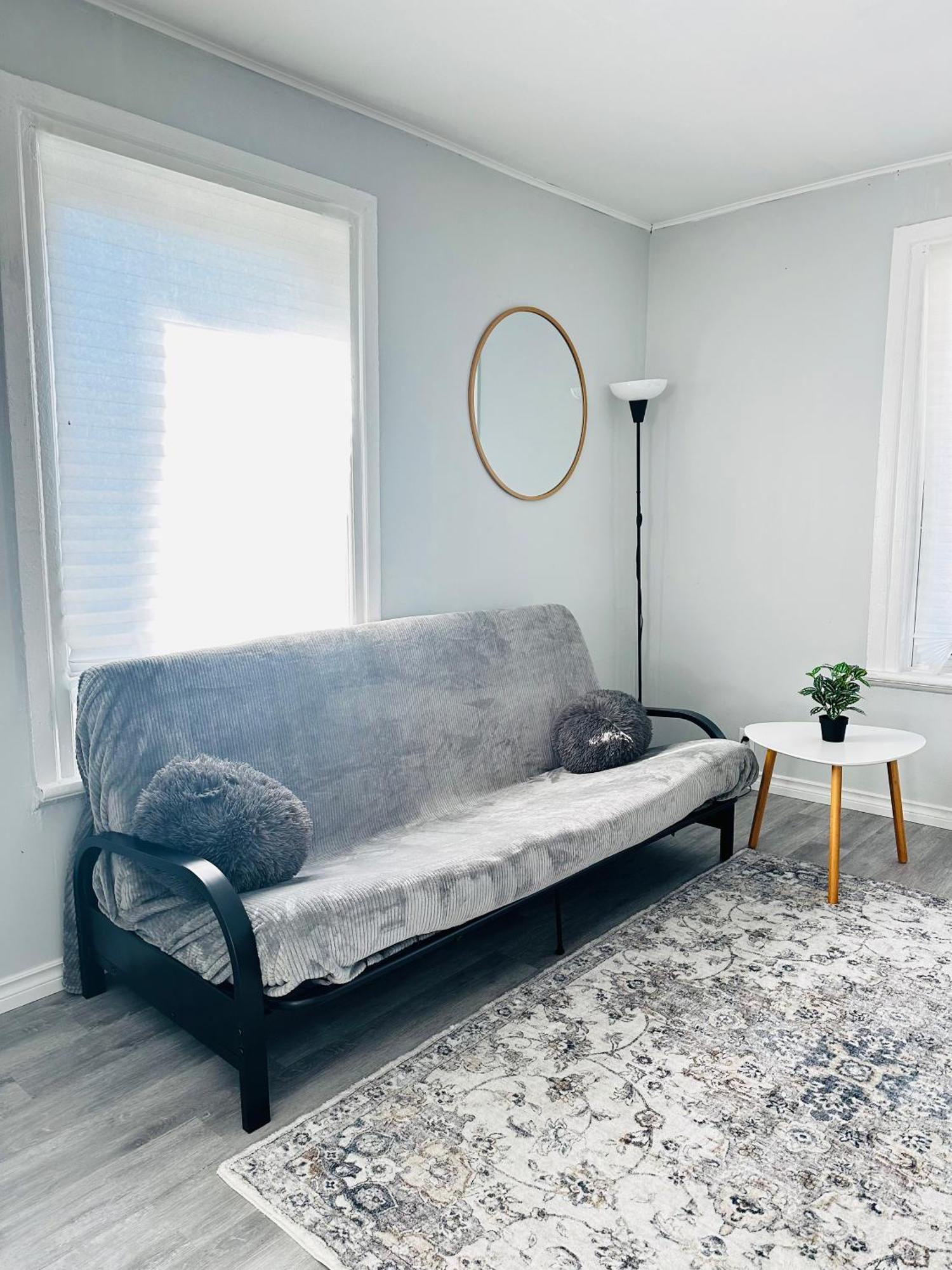 Apartamento Cozy 2Br House Near Centre With Patio, Bbq, Backyard, And Netflix Peterborough Exterior foto