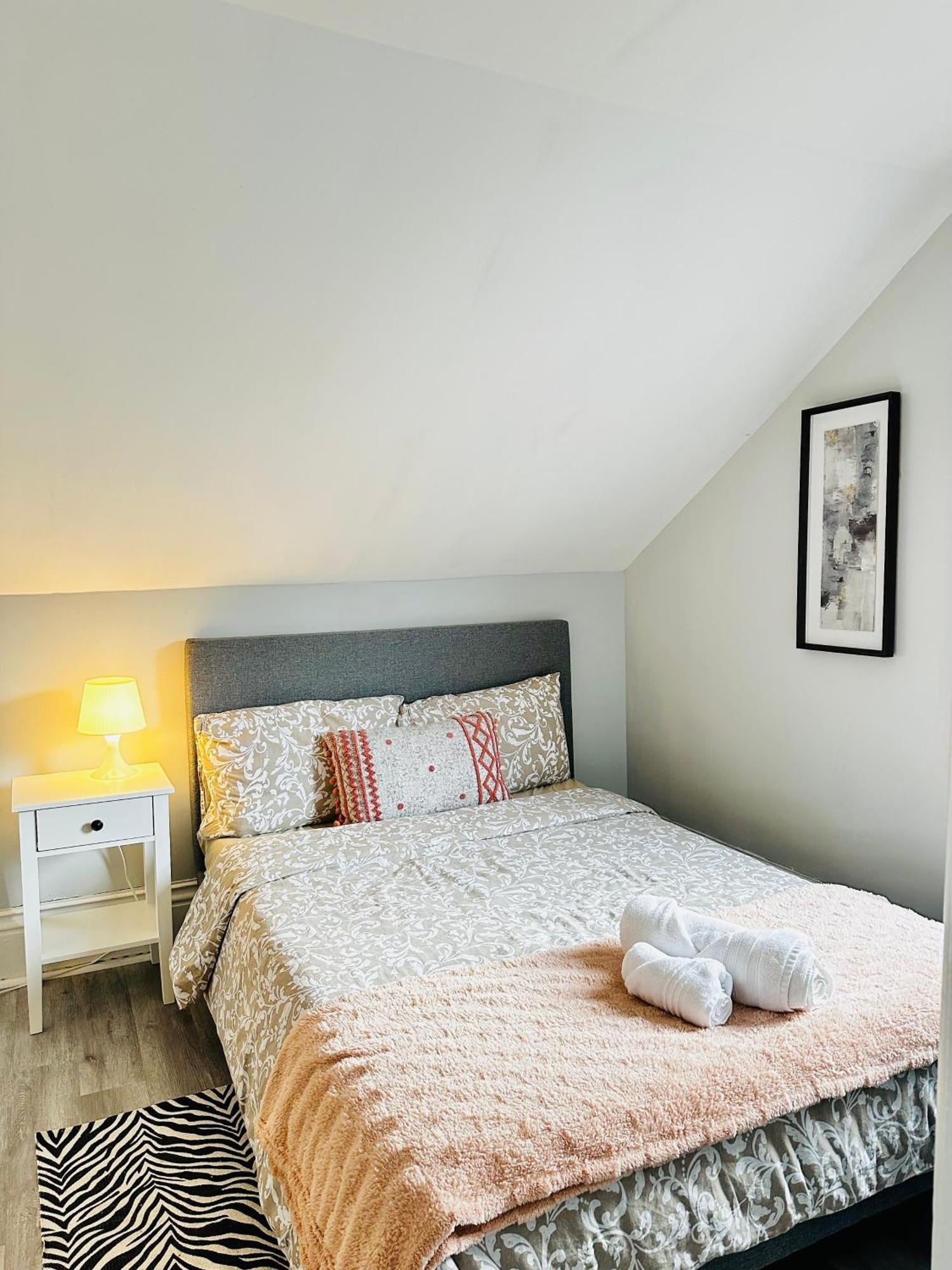 Apartamento Cozy 2Br House Near Centre With Patio, Bbq, Backyard, And Netflix Peterborough Exterior foto