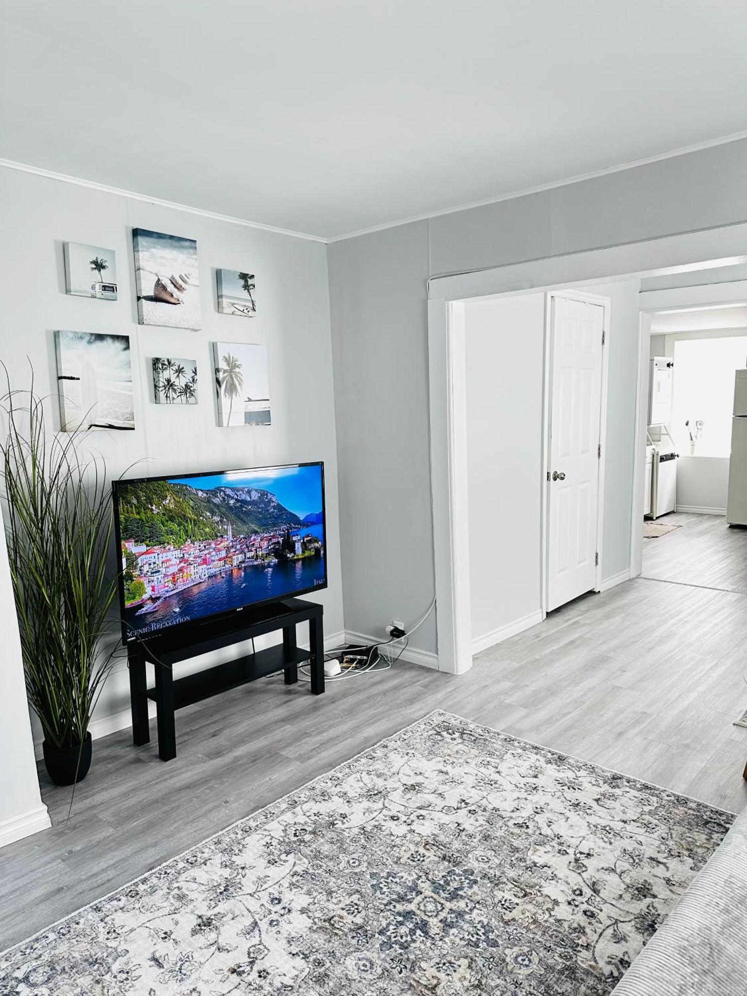 Apartamento Cozy 2Br House Near Centre With Patio, Bbq, Backyard, And Netflix Peterborough Exterior foto