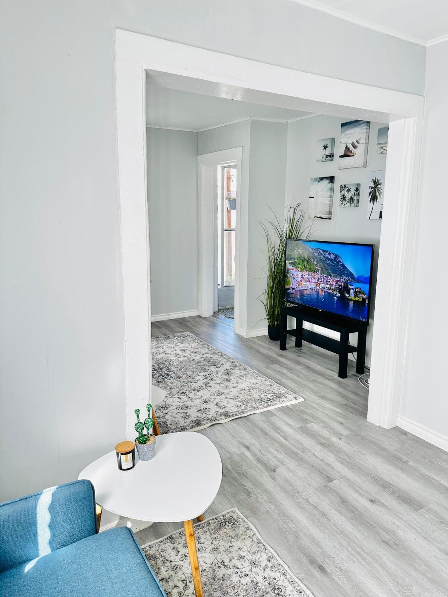 Apartamento Cozy 2Br House Near Centre With Patio, Bbq, Backyard, And Netflix Peterborough Exterior foto