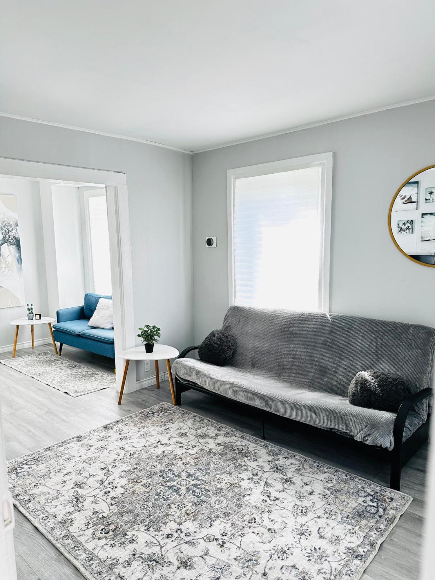 Apartamento Cozy 2Br House Near Centre With Patio, Bbq, Backyard, And Netflix Peterborough Exterior foto