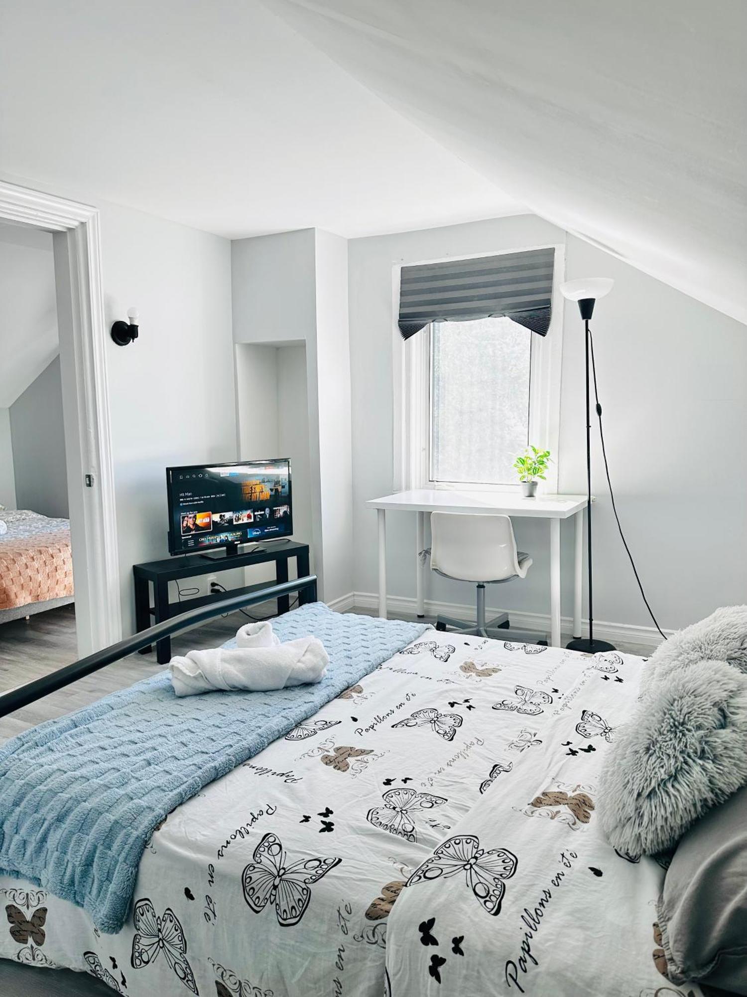 Apartamento Cozy 2Br House Near Centre With Patio, Bbq, Backyard, And Netflix Peterborough Exterior foto