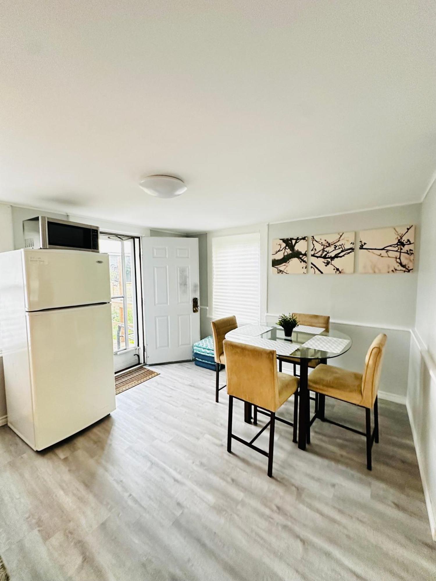 Apartamento Cozy 2Br House Near Centre With Patio, Bbq, Backyard, And Netflix Peterborough Exterior foto