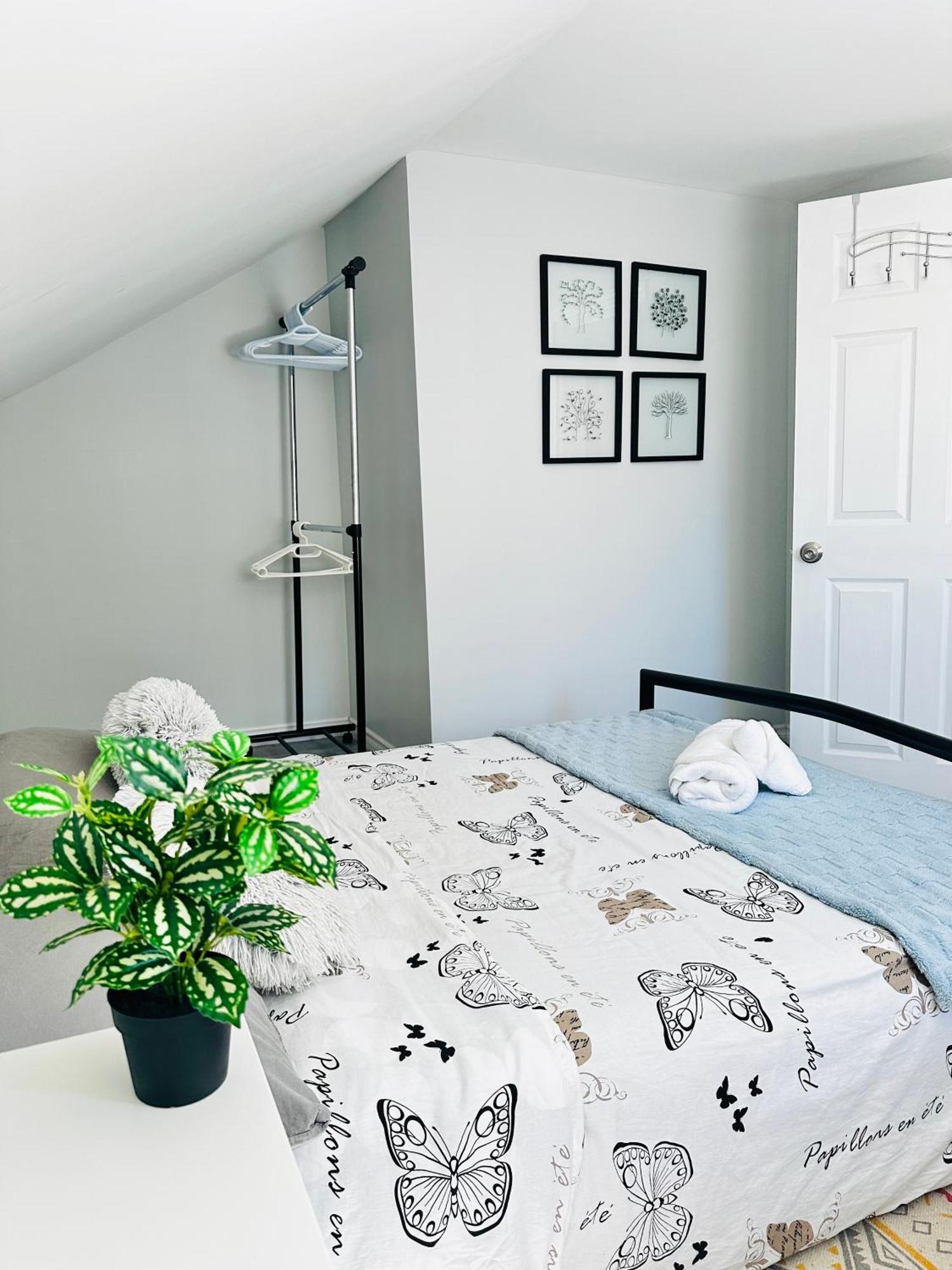 Apartamento Cozy 2Br House Near Centre With Patio, Bbq, Backyard, And Netflix Peterborough Exterior foto
