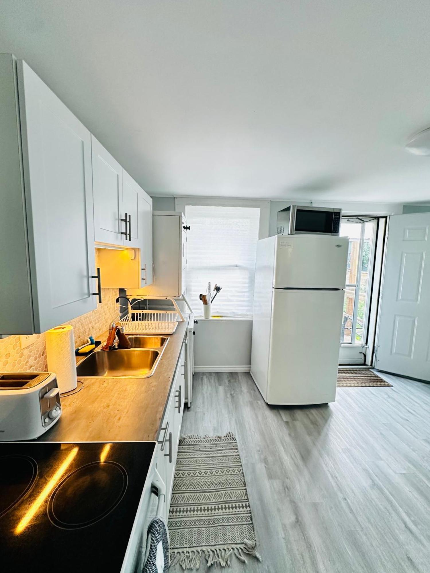 Apartamento Cozy 2Br House Near Centre With Patio, Bbq, Backyard, And Netflix Peterborough Exterior foto
