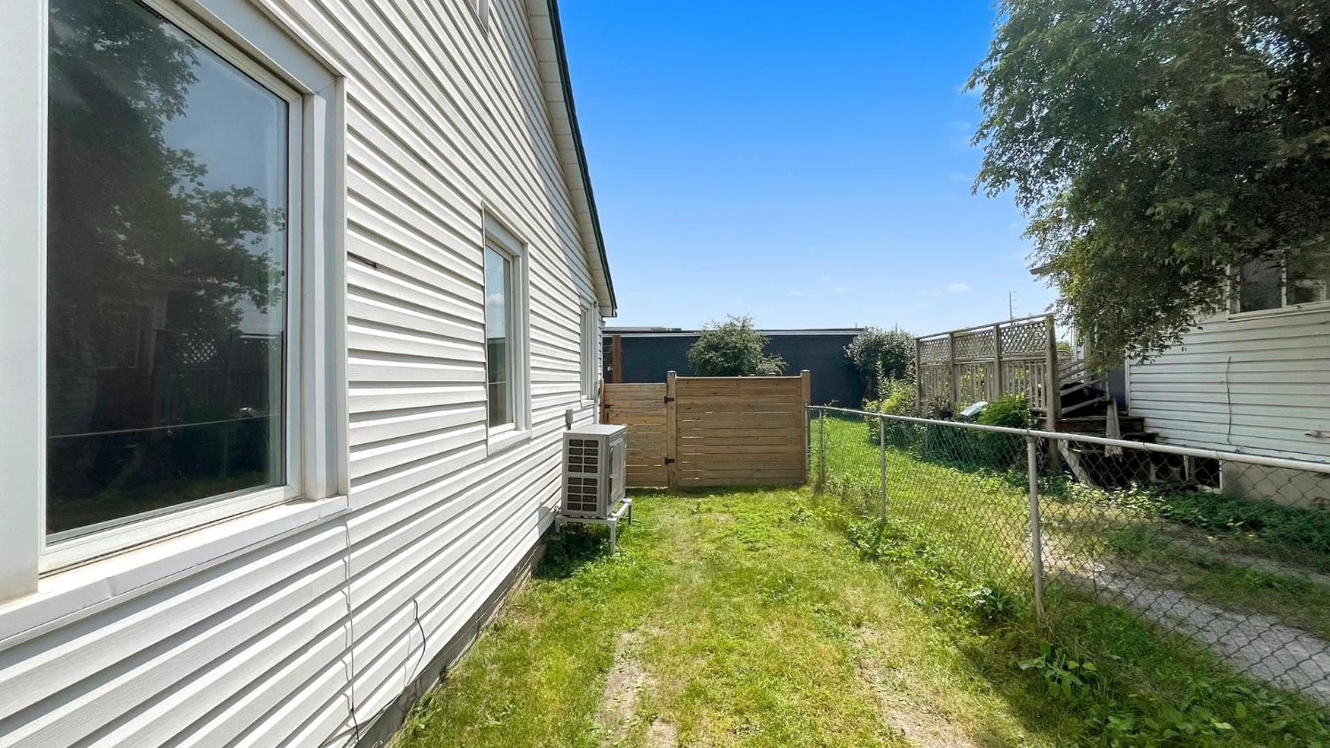 Apartamento Cozy 2Br House Near Centre With Patio, Bbq, Backyard, And Netflix Peterborough Exterior foto